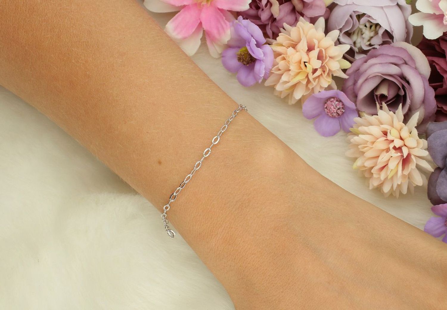 Delikatna srebrna bransoletka z owalnych oczek – szerokość 2 mm, długość 19 cm. Wykonana ze srebra 925. Klasyczne zapięcie na karabińczyk. Subtelny i ponadczasowy design.1.jpg